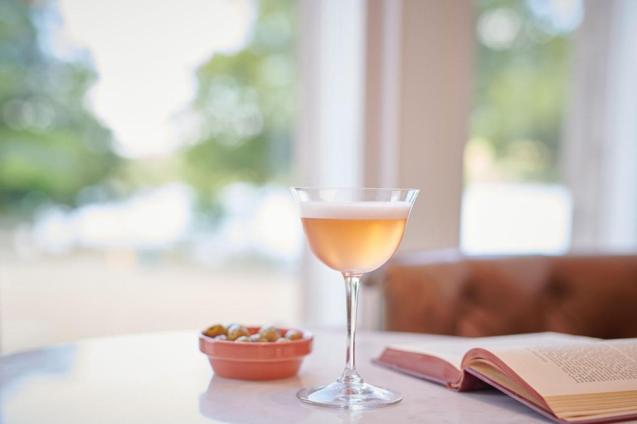 Cameron House On Loch Lomond Alexandria Exterior foto A glass of champagne