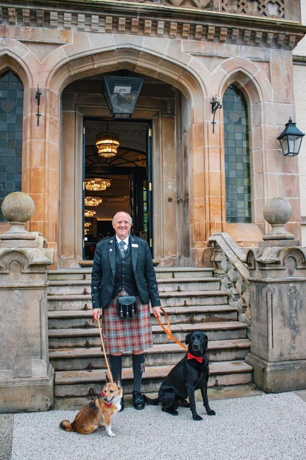 Cameron House On Loch Lomond Alexandria Exterior foto A Scottish doorman in traditional kilt