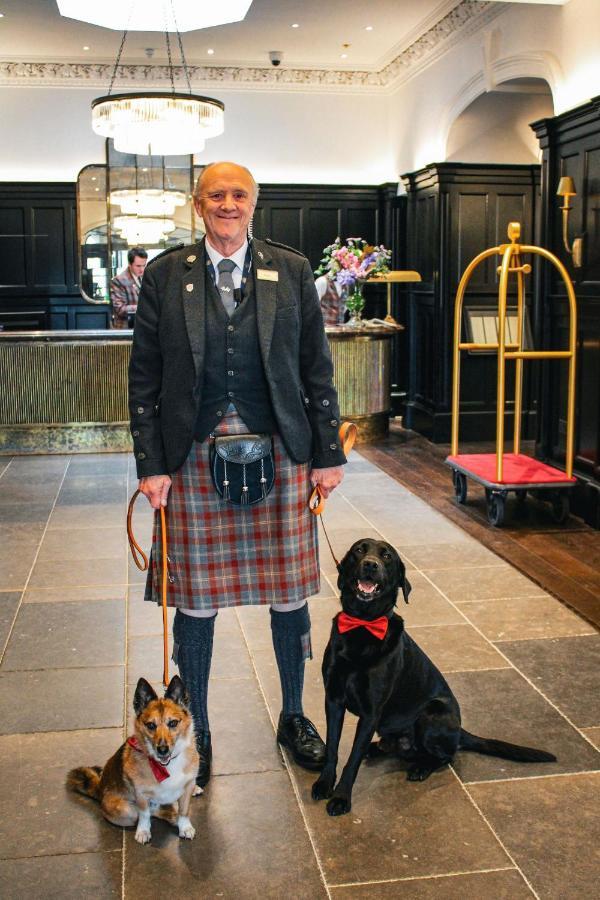 Cameron House On Loch Lomond Alexandria Exterior foto A Scottish hotel porter in traditional uniform