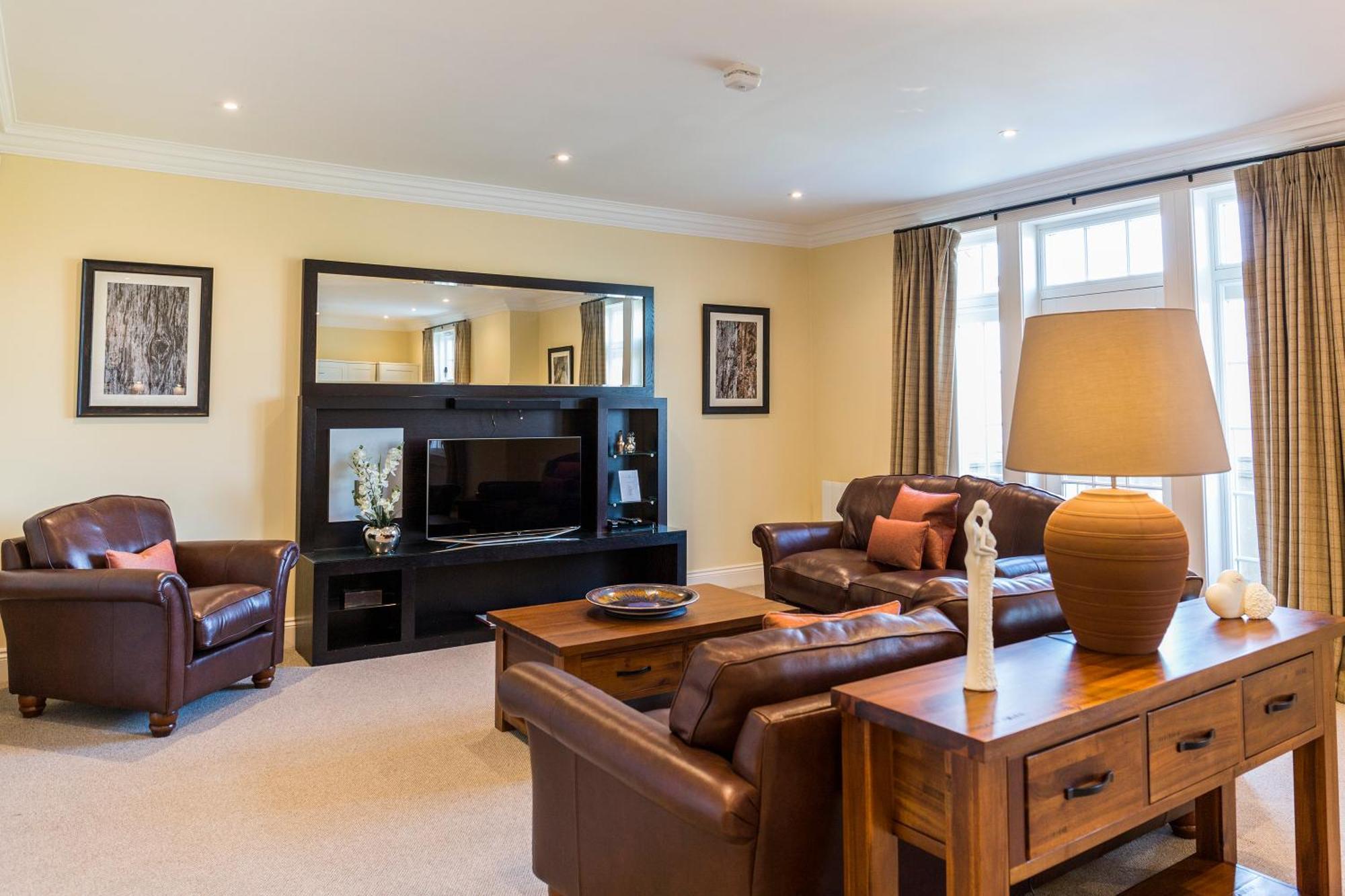 Cameron House On Loch Lomond Alexandria Exterior foto A living room in a typical apartment at the hotel
