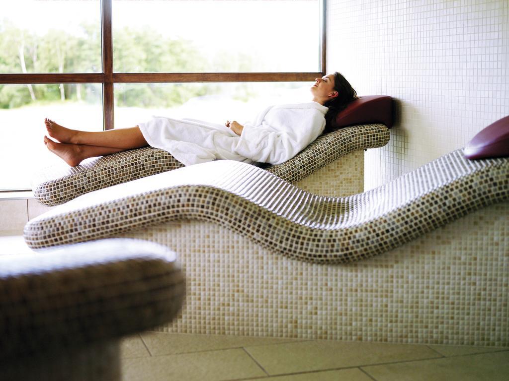 Cameron House On Loch Lomond Alexandria Exterior foto A woman relaxing on a spa bed